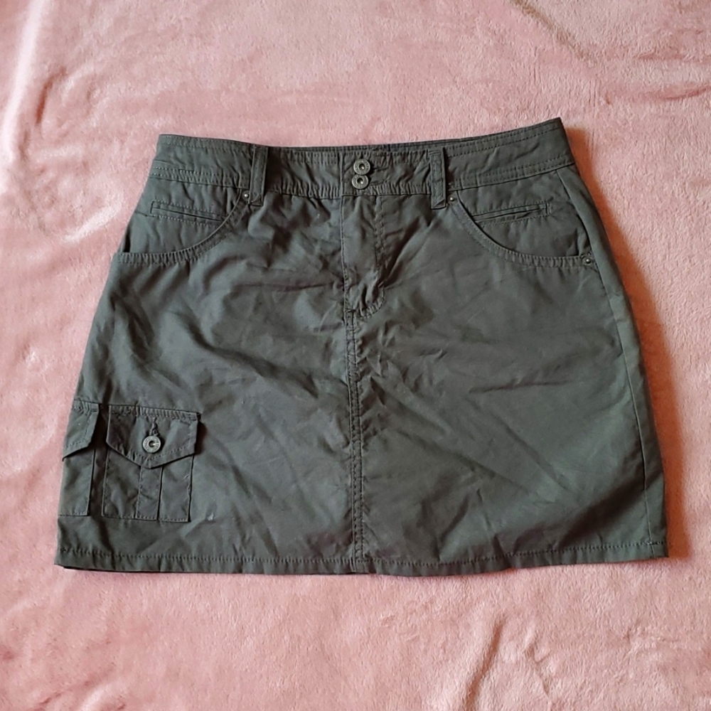 Army green mini skirt. Size:small. Gloria Vanderbilt